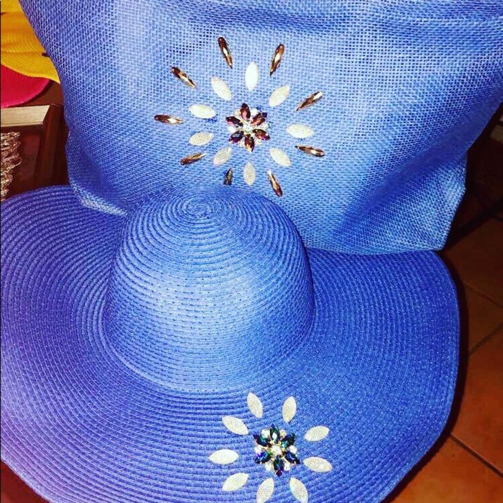 This set will make you stand out at the beach!!